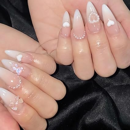 Uñas blancas con elementos en 3D para San Valentín