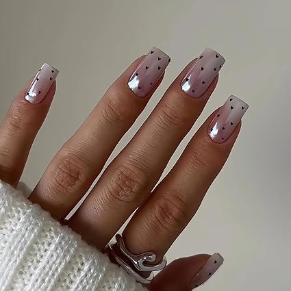Uñas sencillas blancas para San Valentín